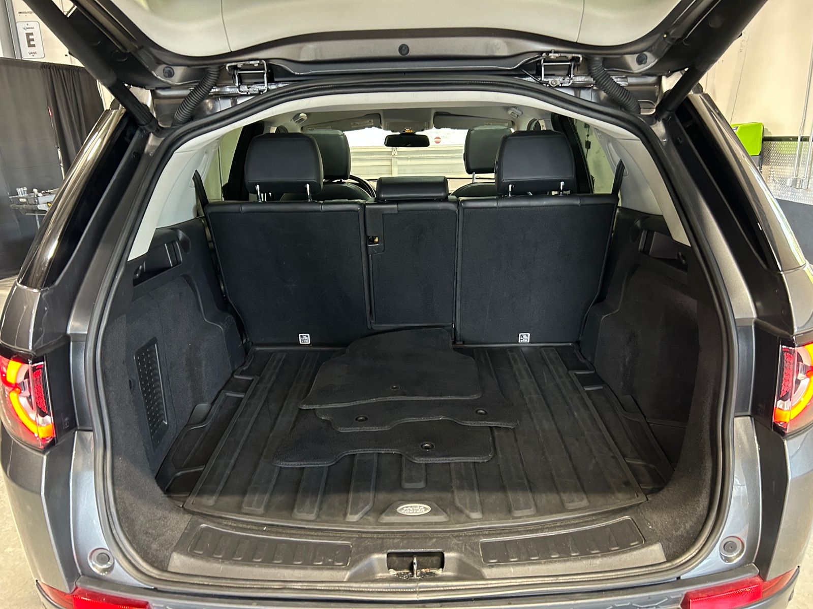 Thumbnail: 2018 Land Rover Discovery Sport - 6