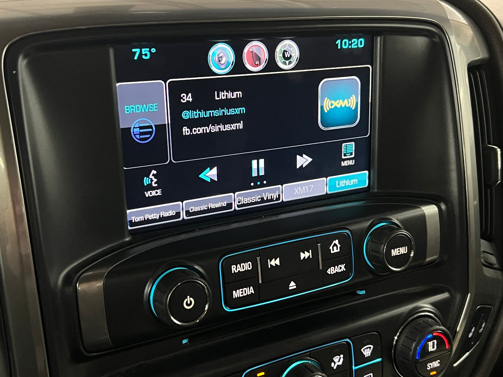Thumbnail: 2015 Chevrolet Silverado 1500 - 3
