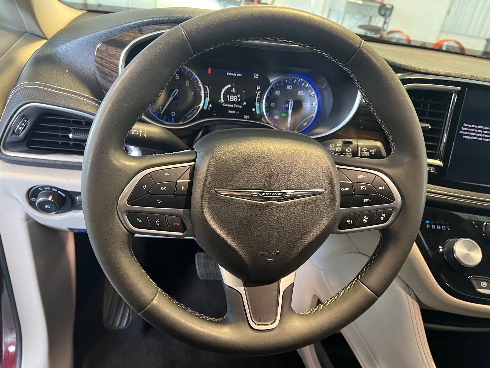 Thumbnail: 2023 Chrysler Pacifica - 4