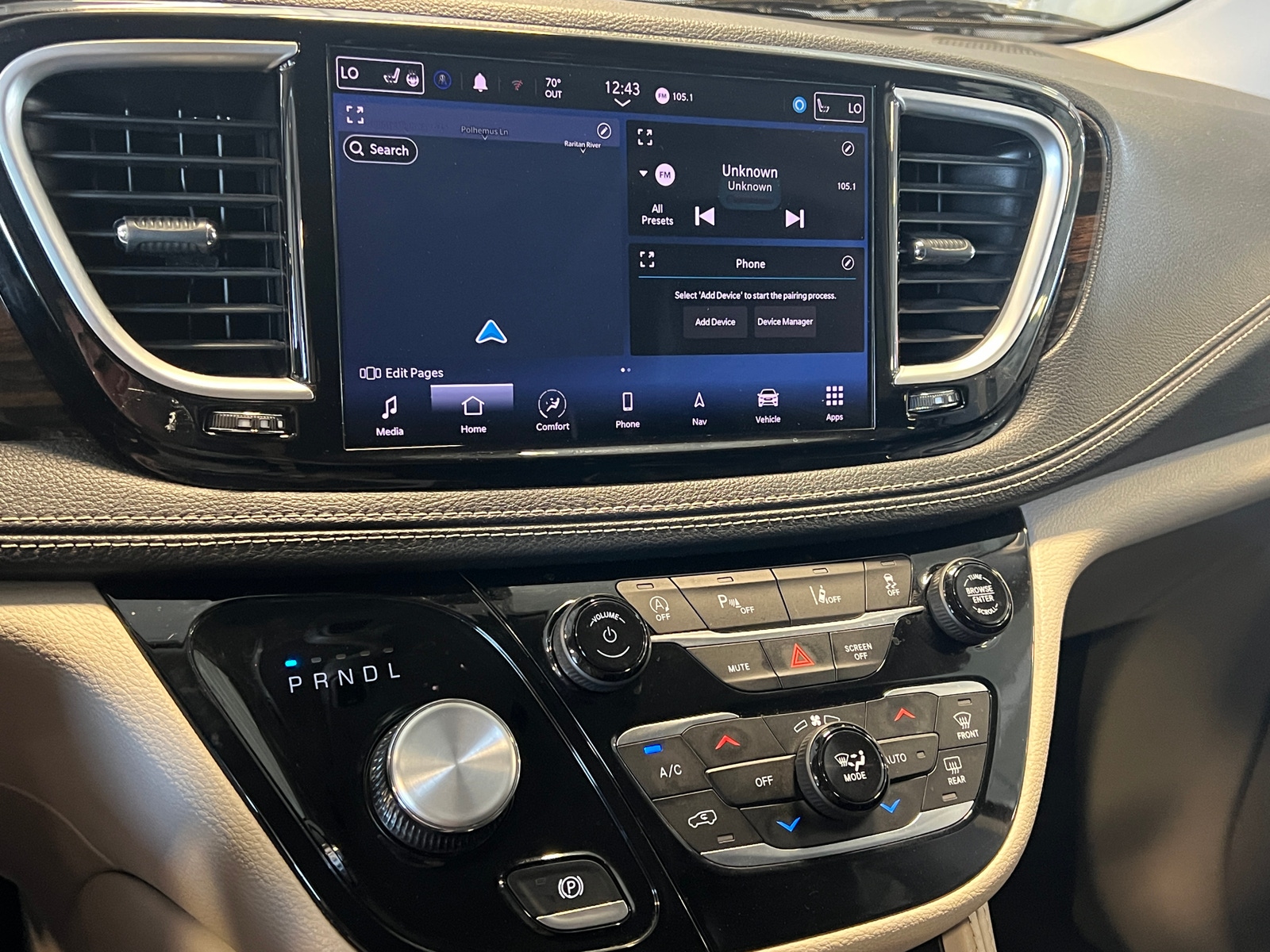 Thumbnail: 2023 Chrysler Pacifica - 3
