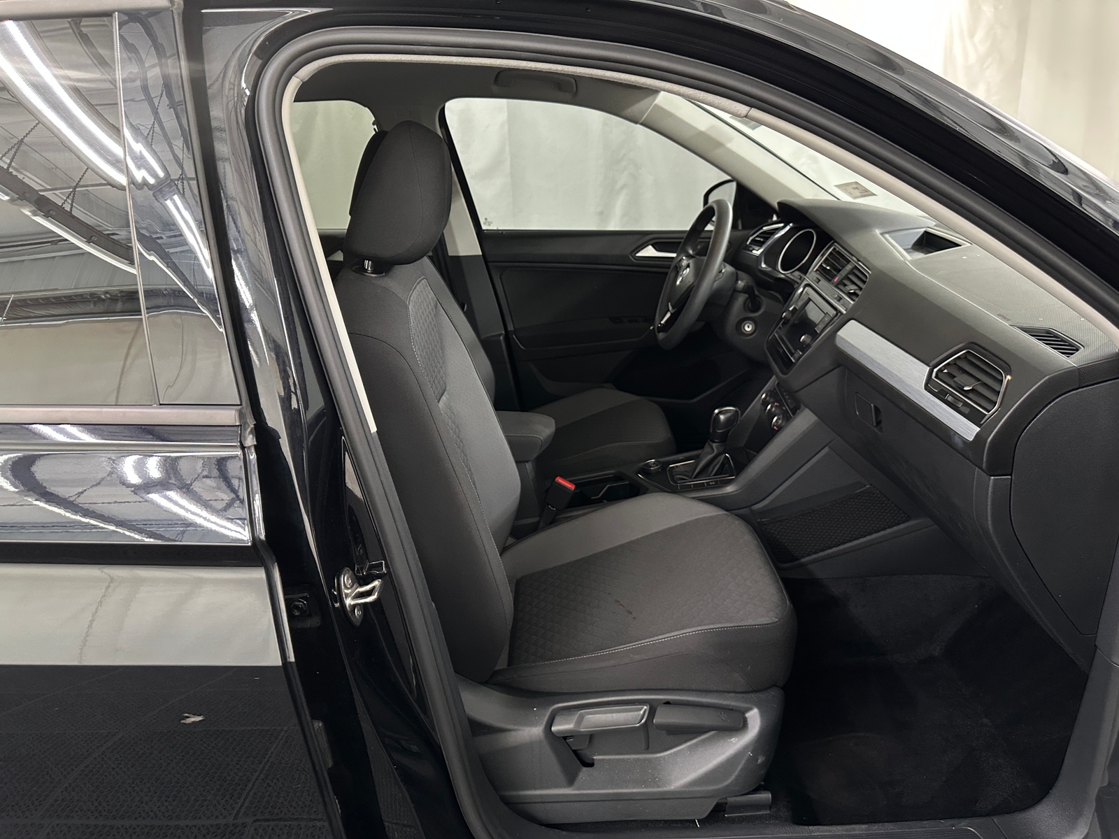 Thumbnail: 2020 Volkswagen Tiguan - 2