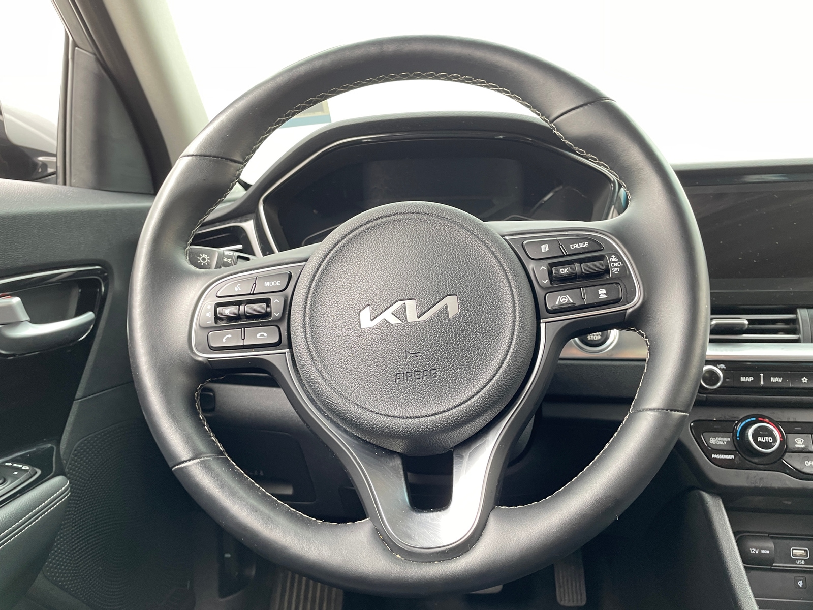 Thumbnail: 2022 Kia Niro - 4