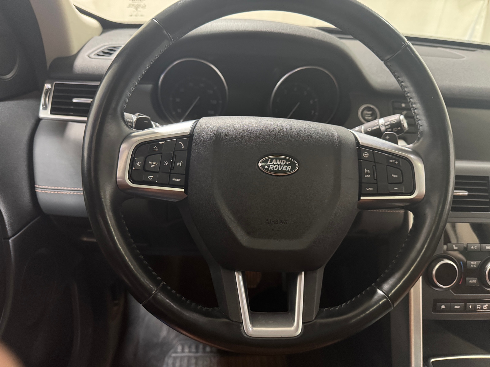 Thumbnail: 2017 Land Rover Discovery Sport - 4