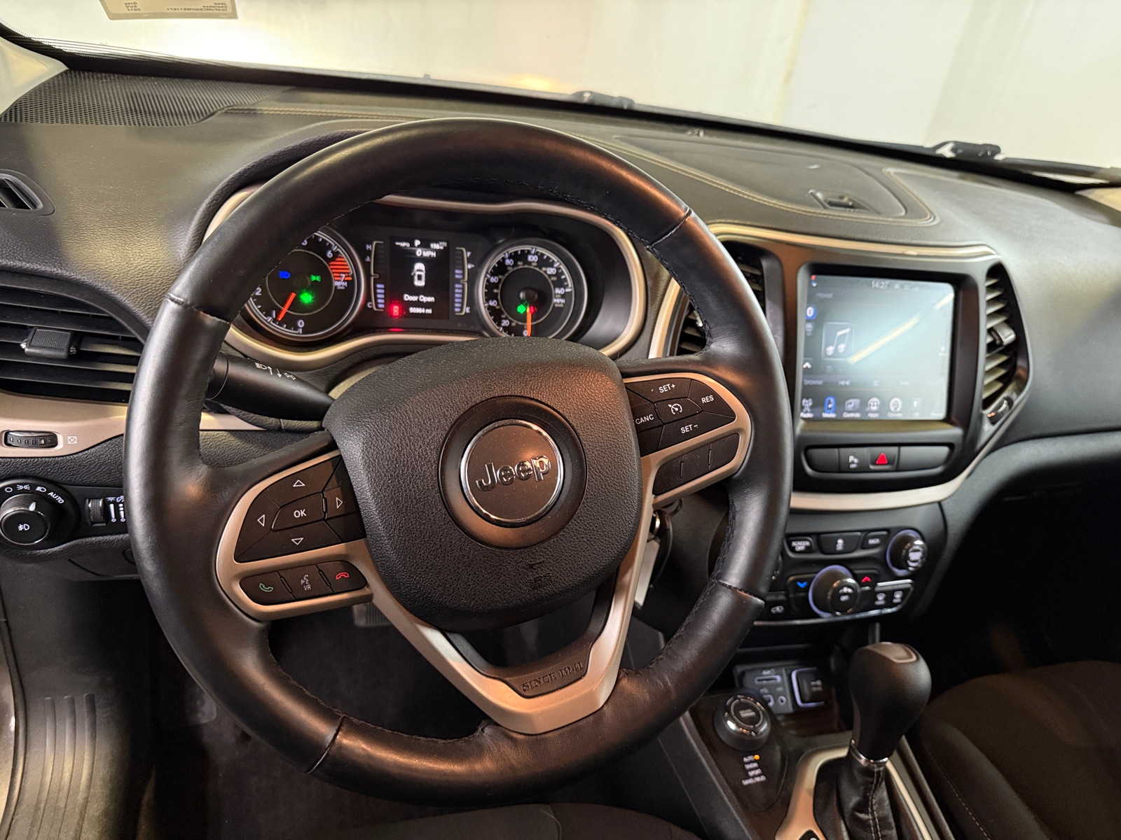 Thumbnail: 2017 Jeep Cherokee - 5