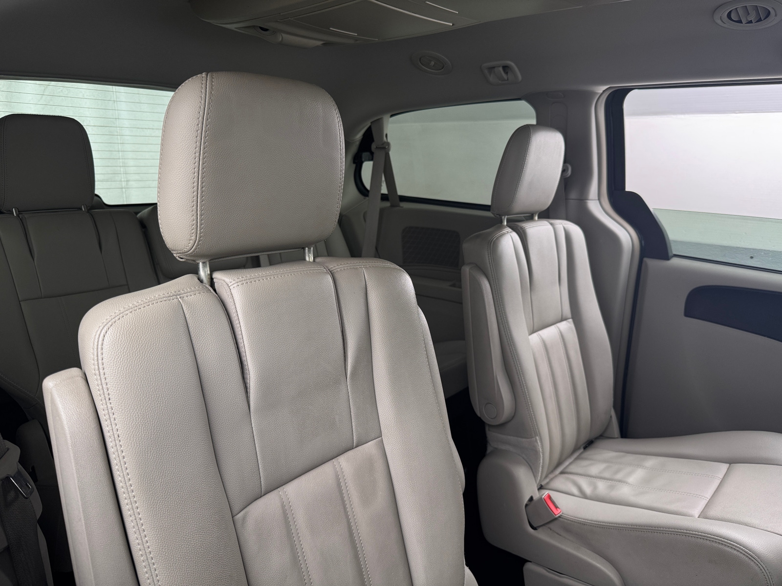 Thumbnail: 2013 Chrysler Town & Country - 5