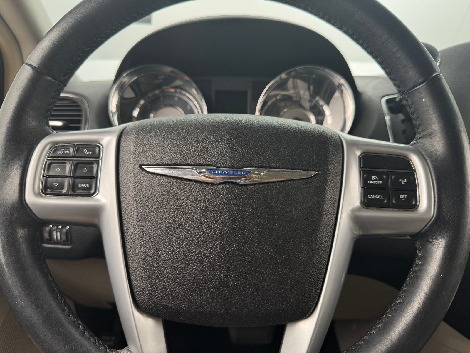 Thumbnail: 2013 Chrysler Town & Country - 4