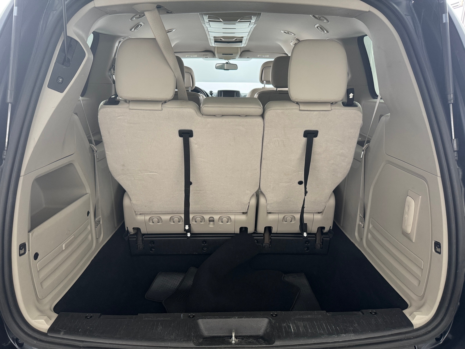 Thumbnail: 2013 Chrysler Town & Country - 6