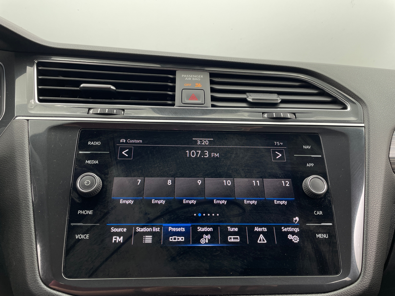 Thumbnail: 2022 Volkswagen Tiguan - 3