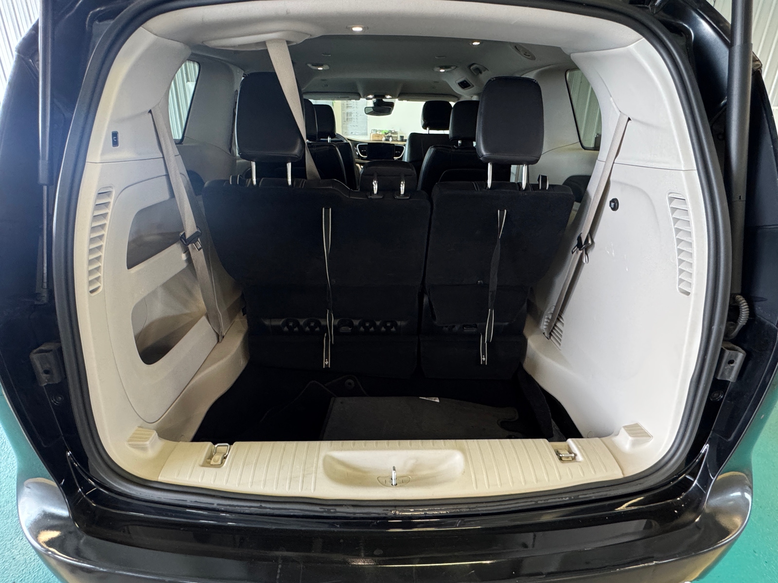 Thumbnail: 2022 Chrysler Pacifica - 6