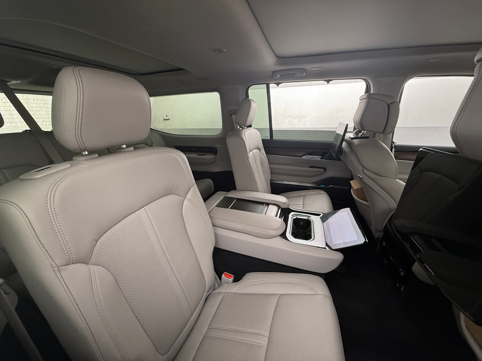 Thumbnail: 2022 Jeep Grand Wagoneer - 5