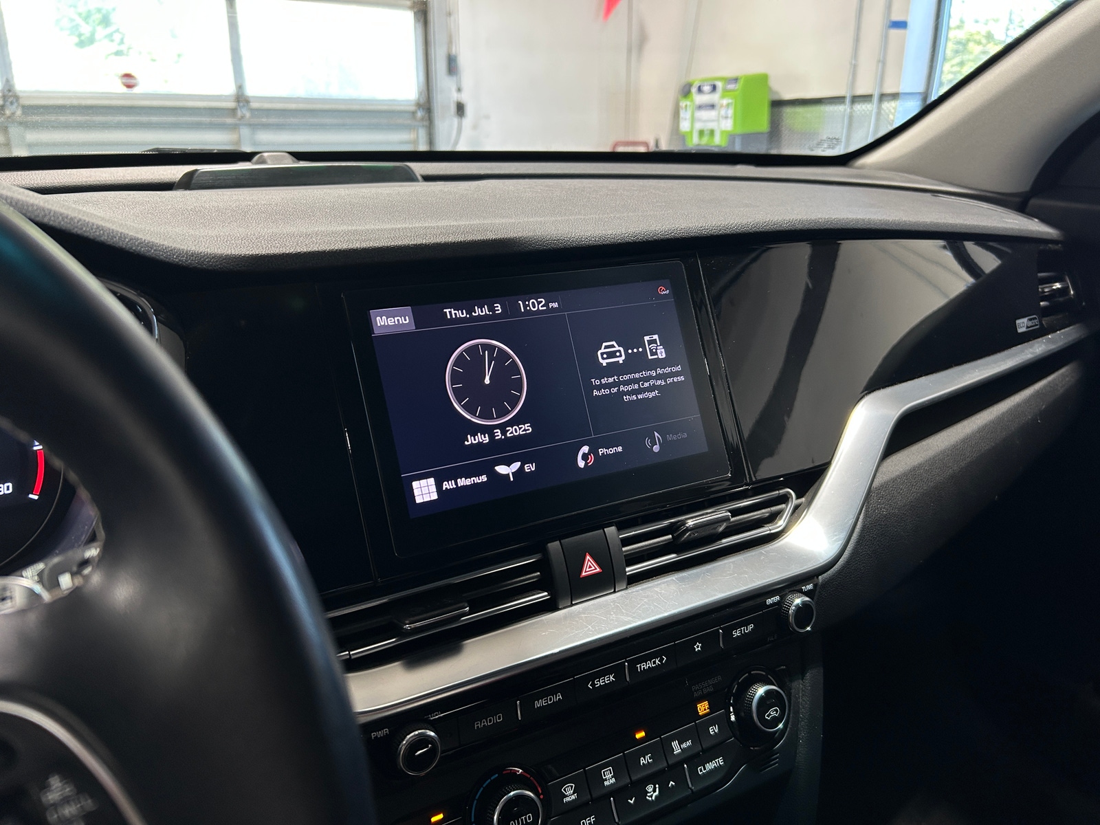 Thumbnail: 2022 Kia Niro - 3