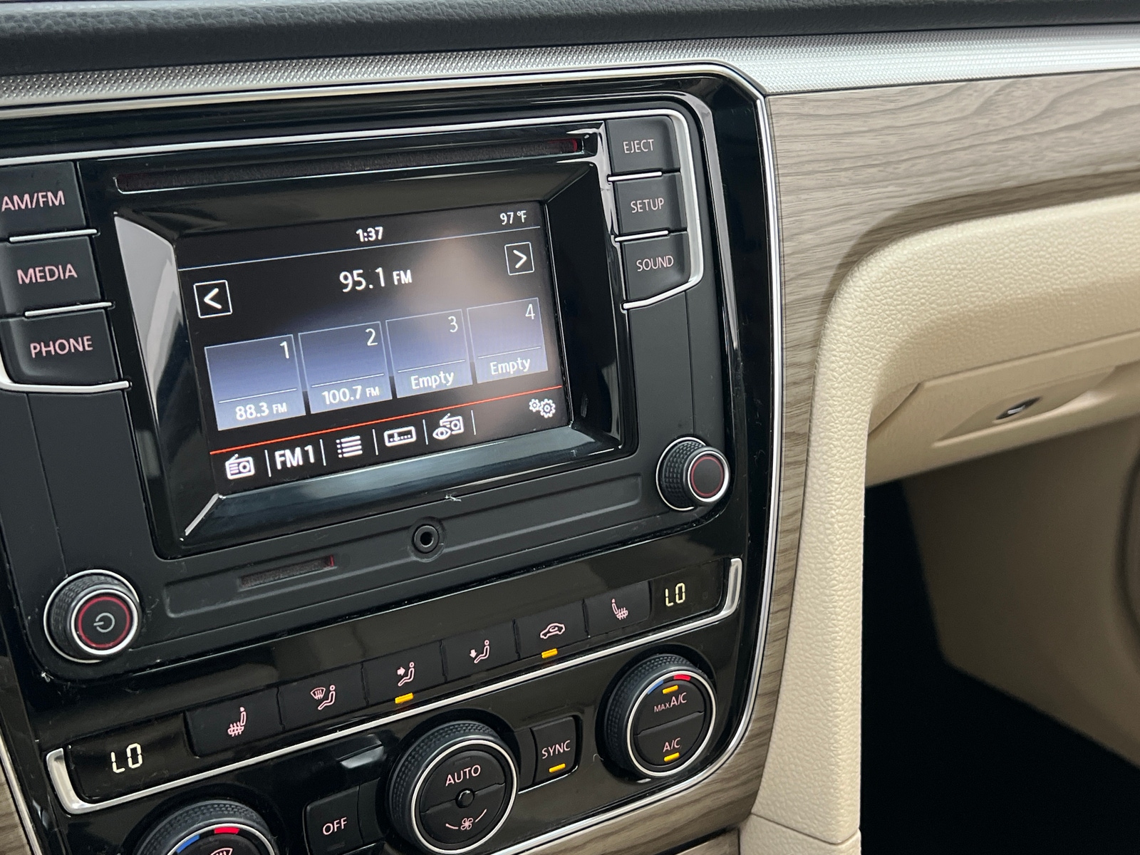 Thumbnail: 2016 Volkswagen Passat - 4