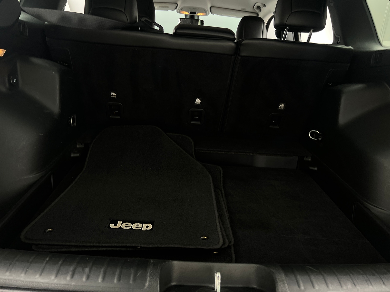 Thumbnail: 2019 Jeep Cherokee - 7