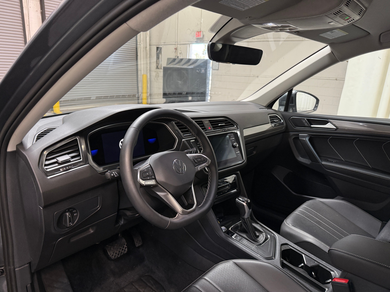 Thumbnail: 2022 Volkswagen Tiguan - 3