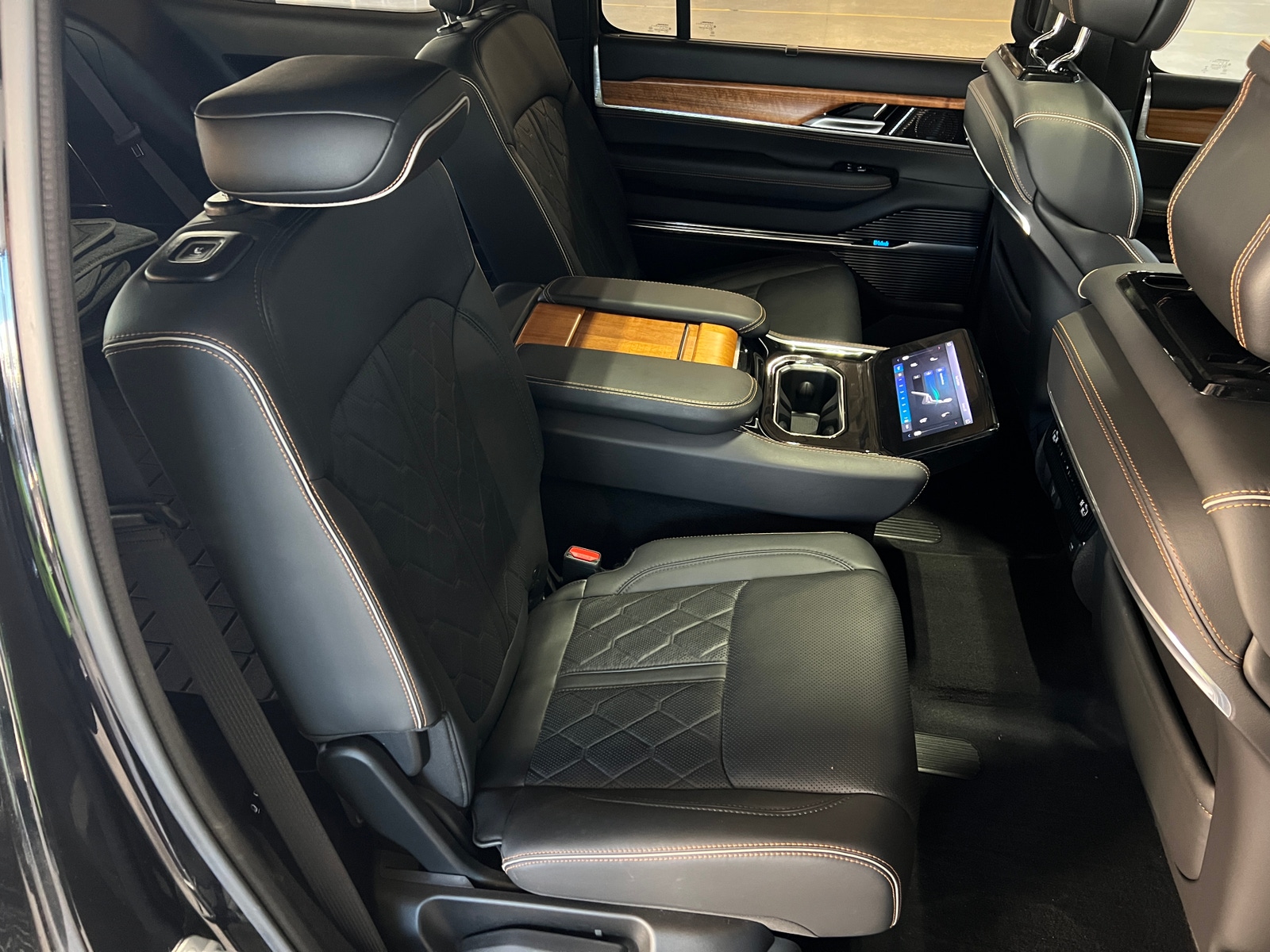 Thumbnail: 2022 Jeep Grand Wagoneer - 5