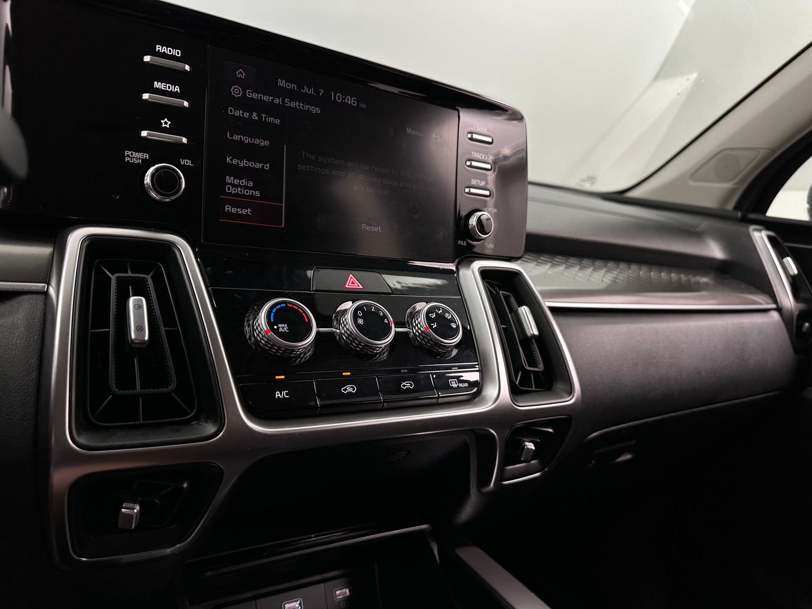 Thumbnail: 2023 Kia Sorento - 4