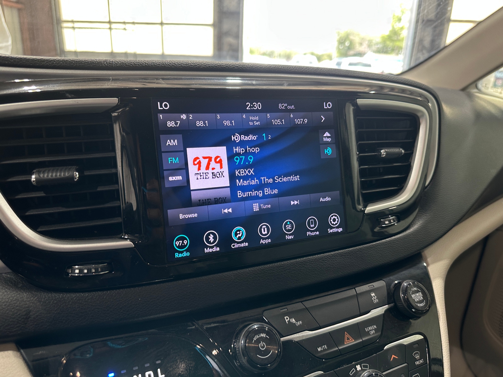 Thumbnail: 2018 Chrysler Pacifica - 4