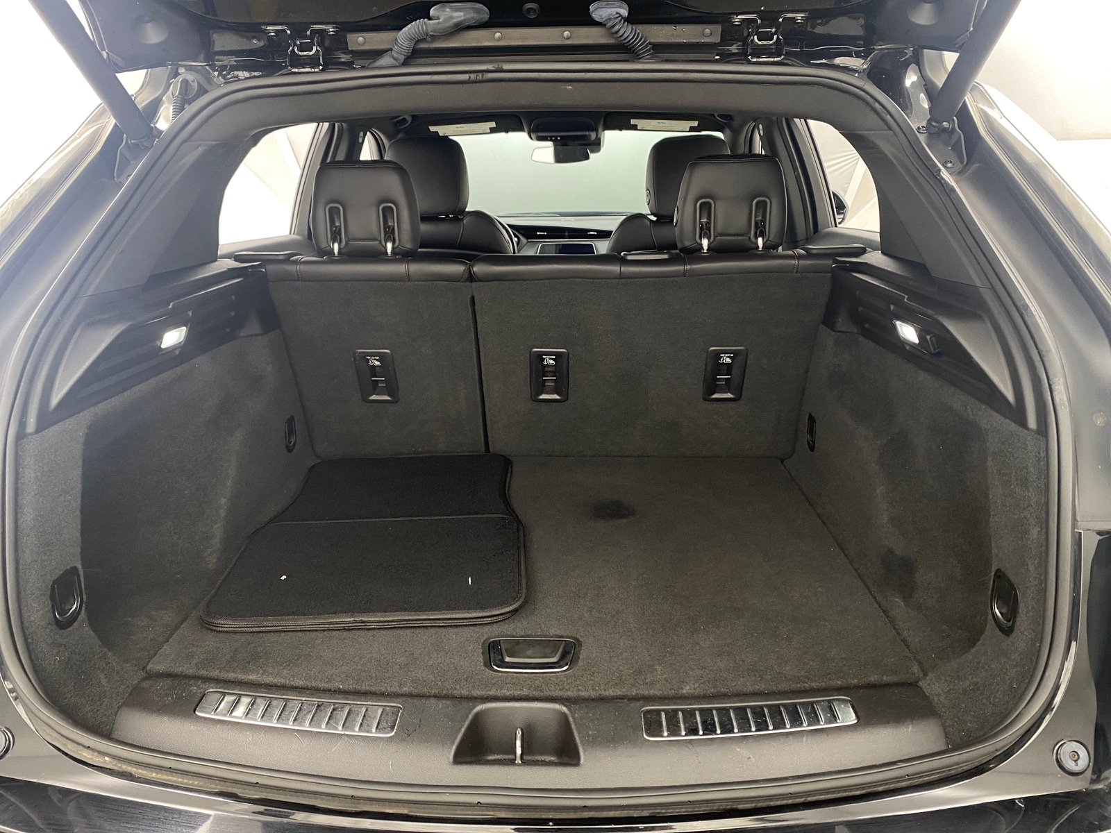 Thumbnail: 2019 Cadillac XT4 - 6