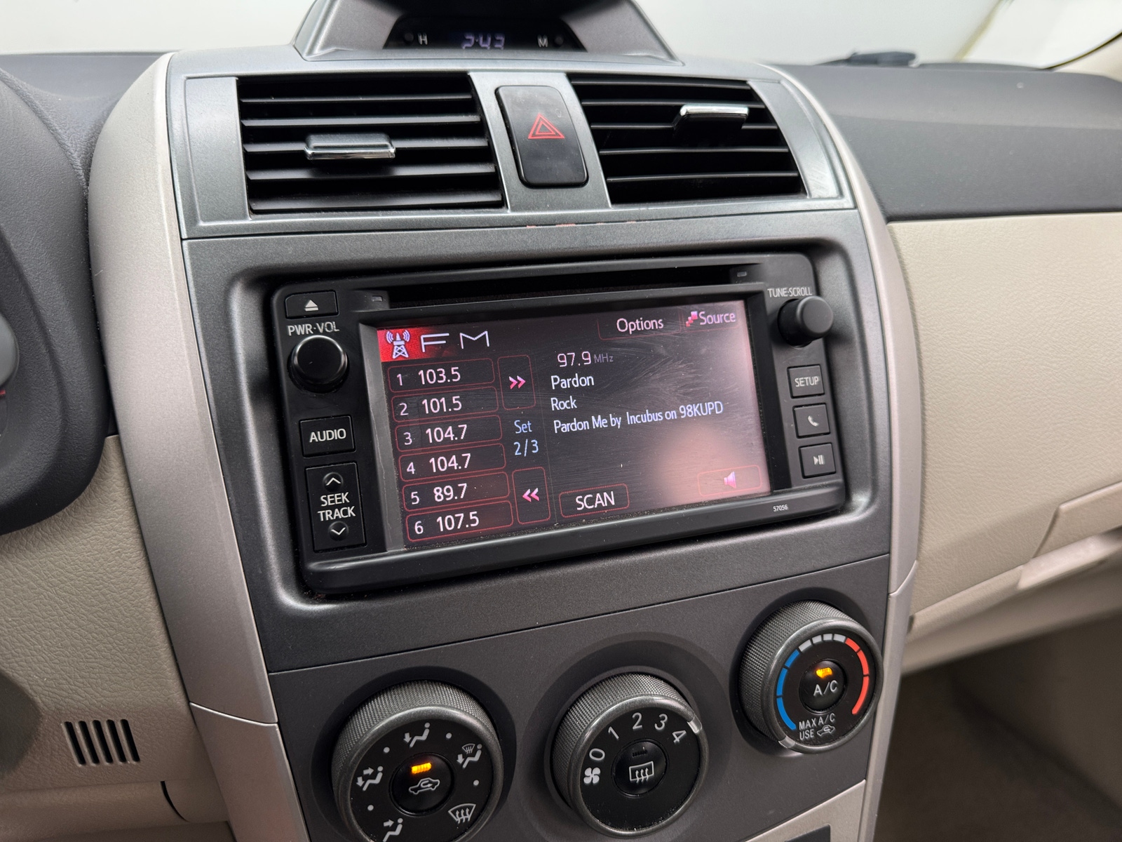 Thumbnail: 2013 Toyota Corolla - 4