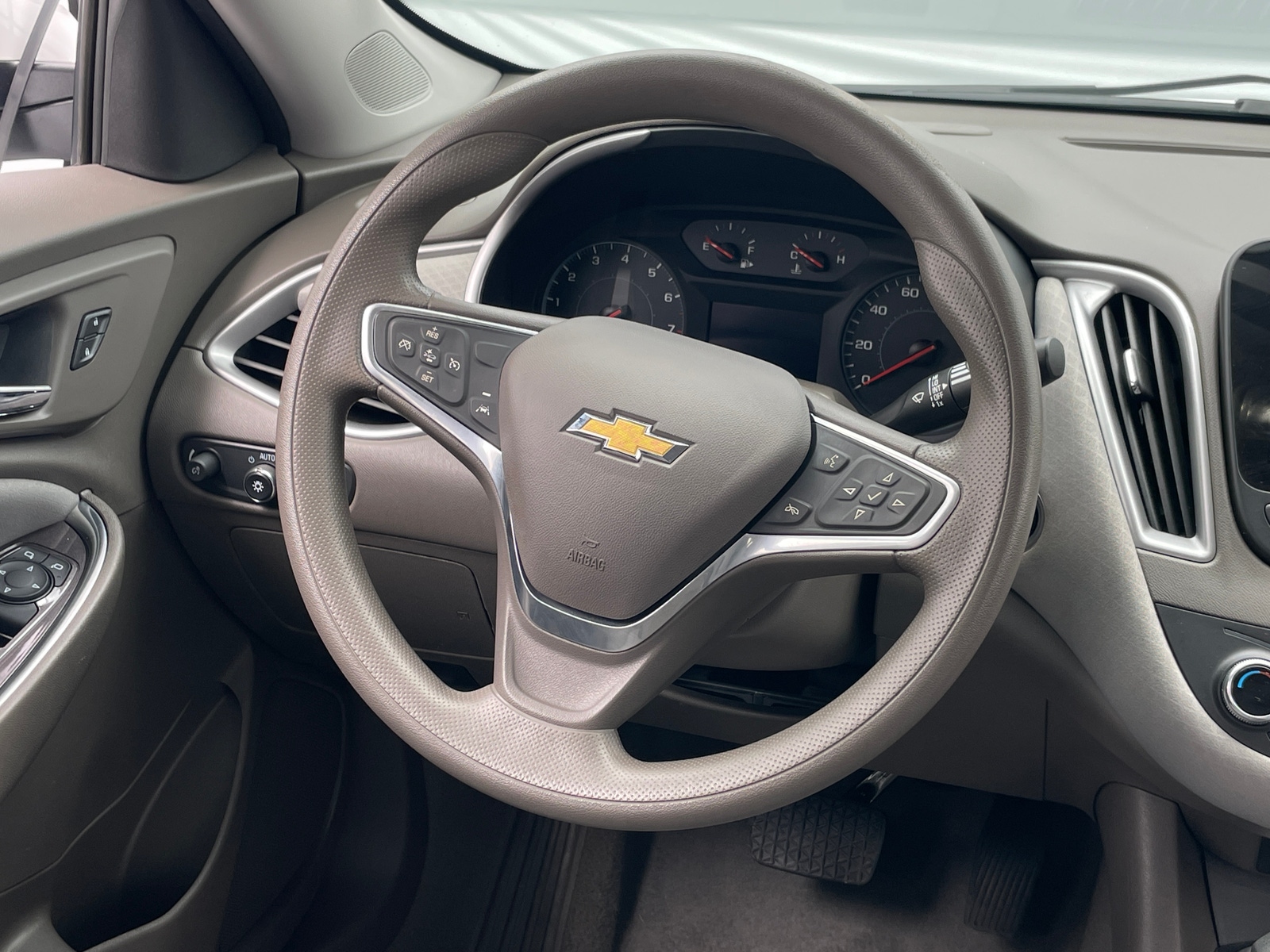 Thumbnail: 2022 Chevrolet Malibu - 5