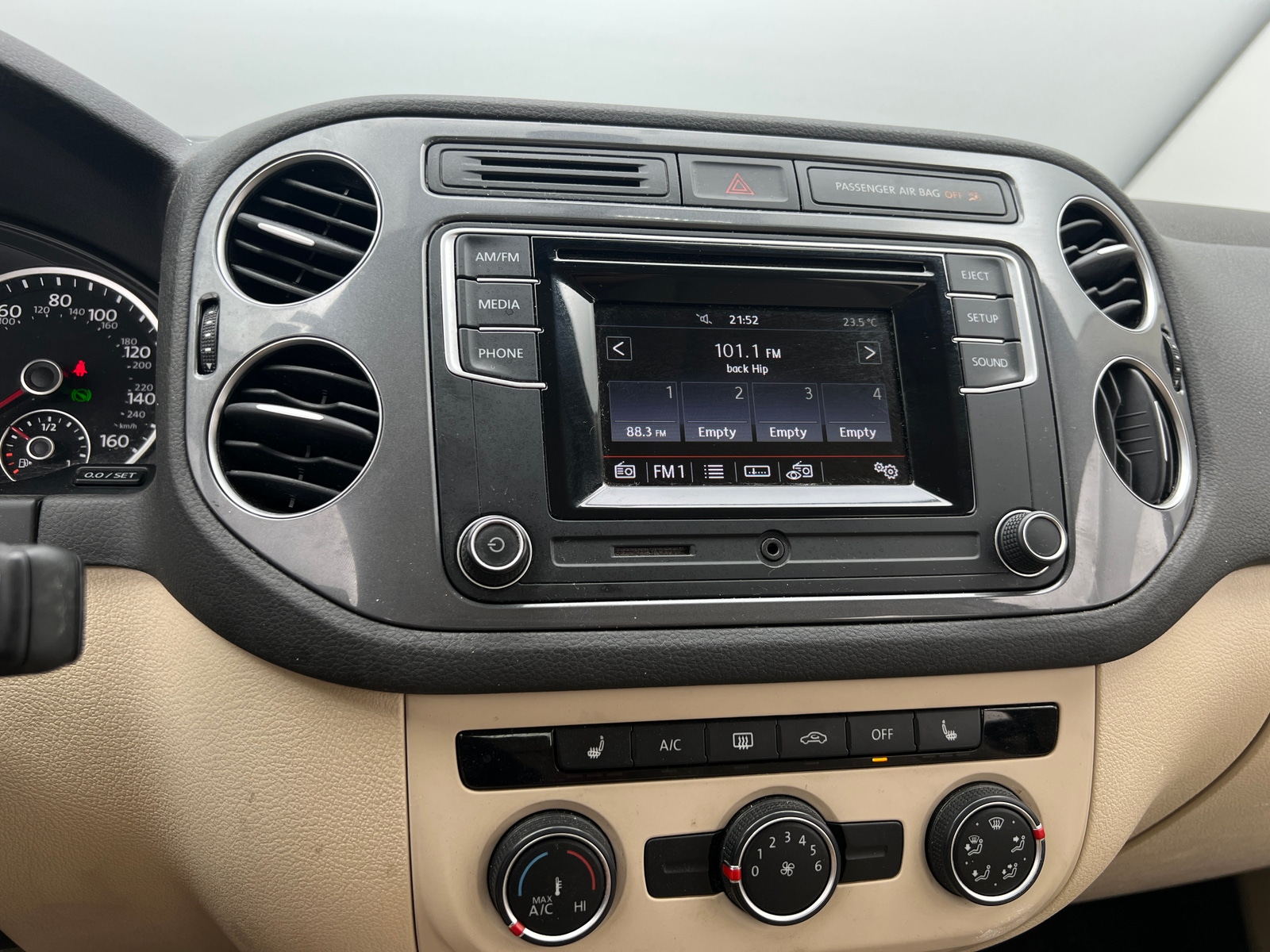 Thumbnail: 2016 Volkswagen Tiguan - 4