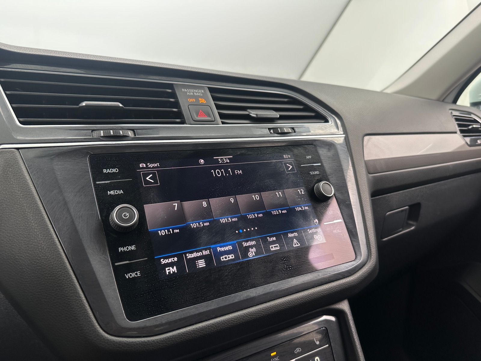 Thumbnail: 2024 Volkswagen Tiguan - 3