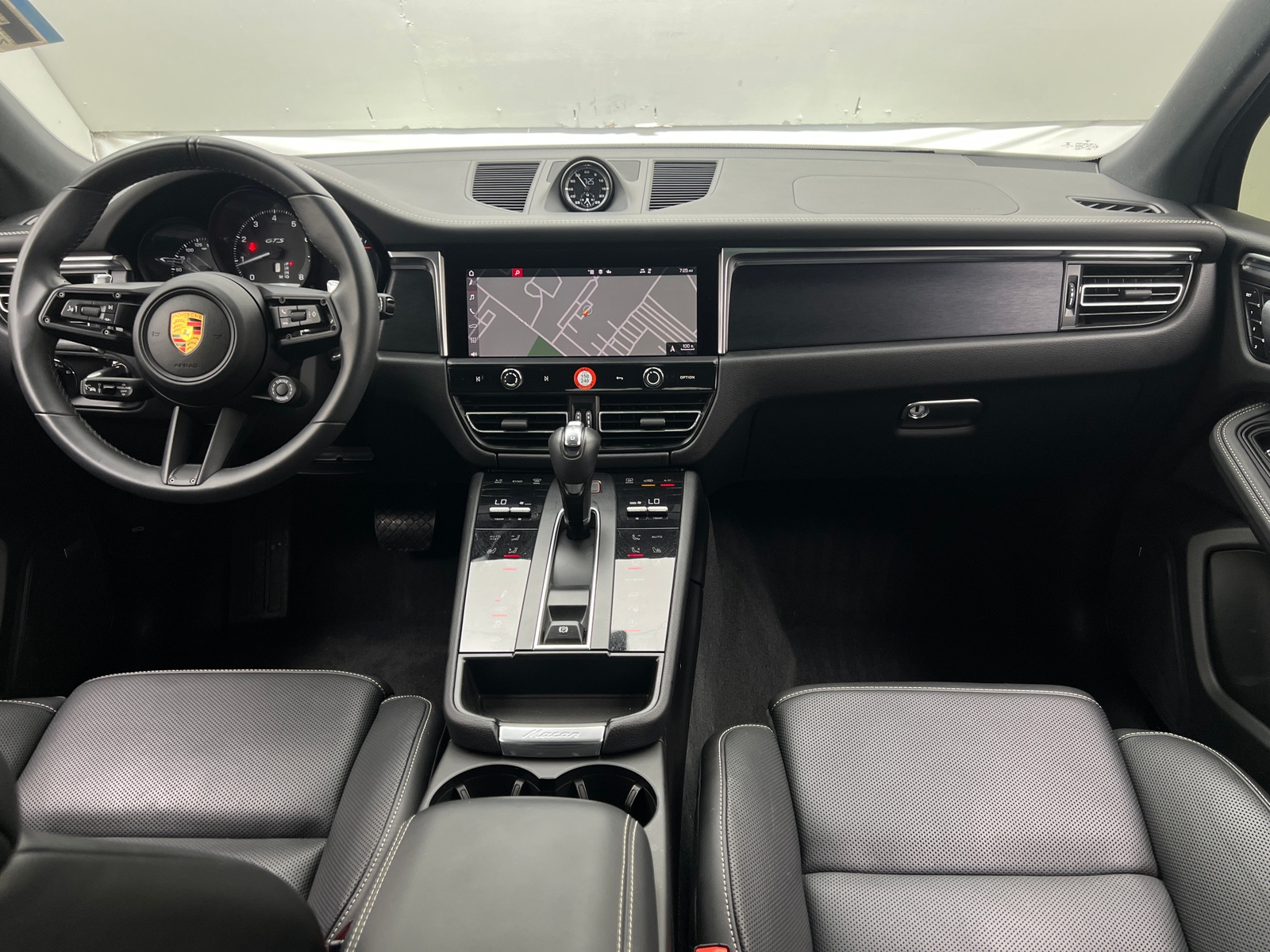 Thumbnail: 2023 Porsche Macan - 2
