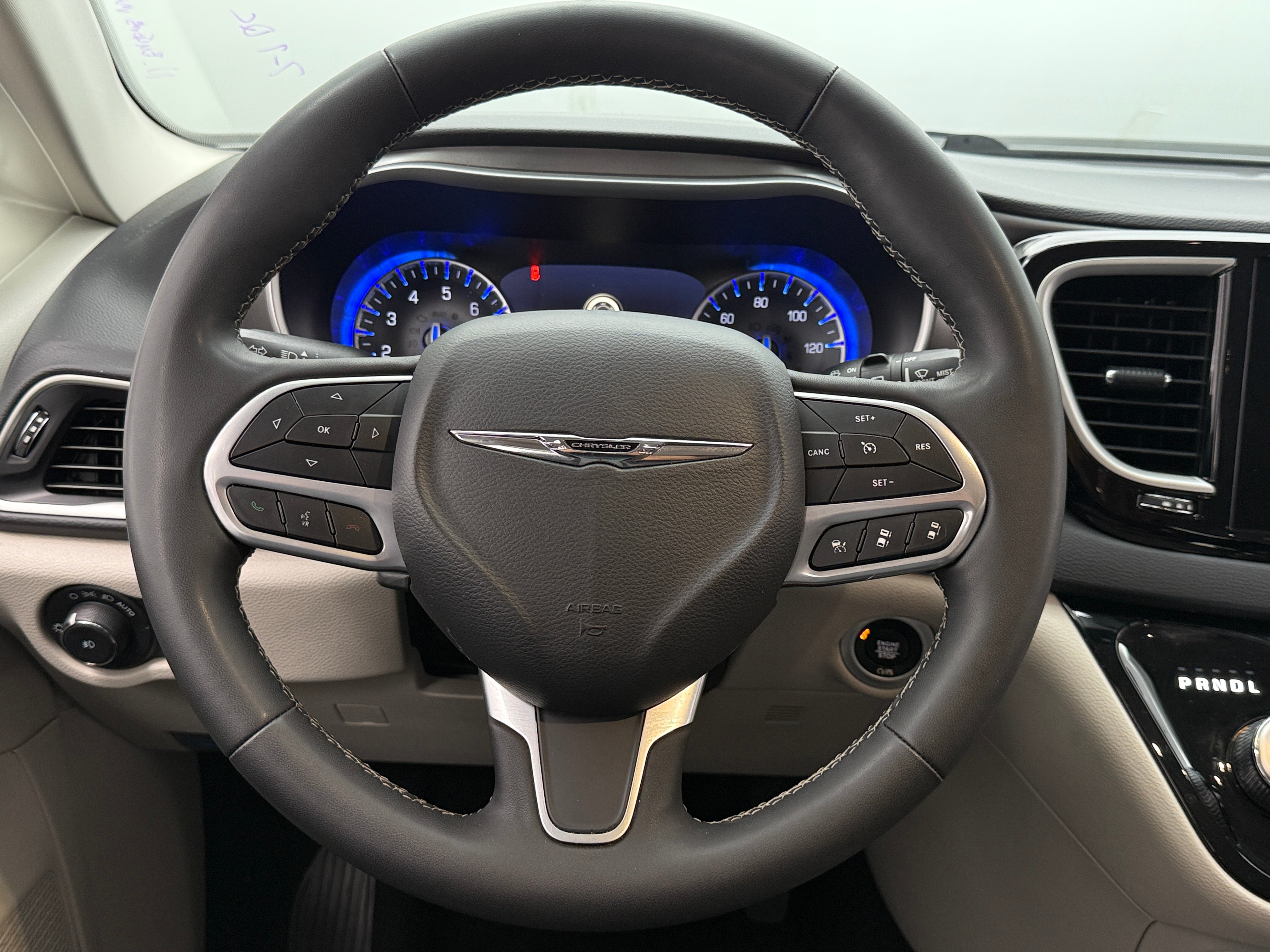 Thumbnail: 2023 Chrysler Pacifica - 4