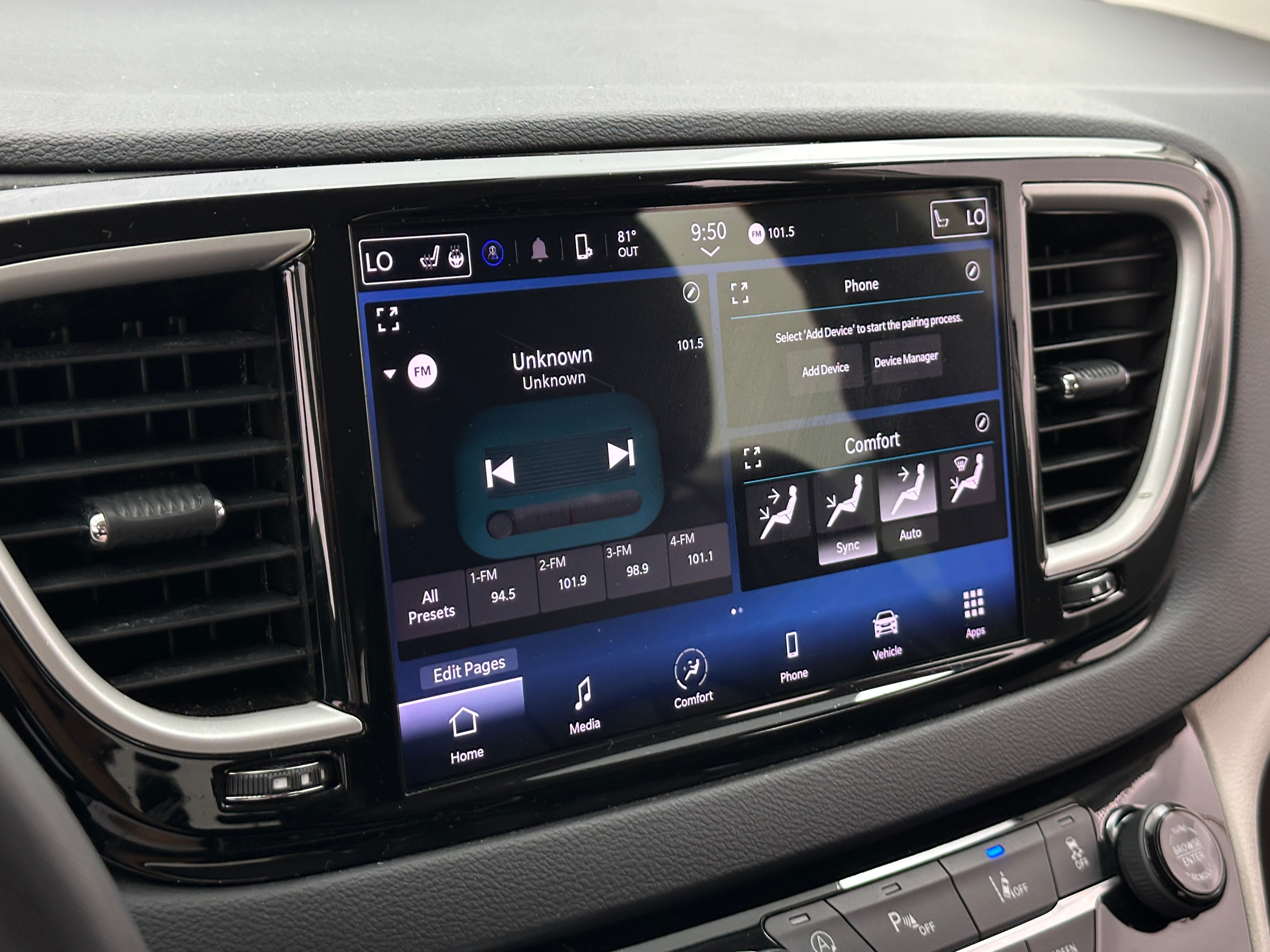 Thumbnail: 2023 Chrysler Pacifica - 3