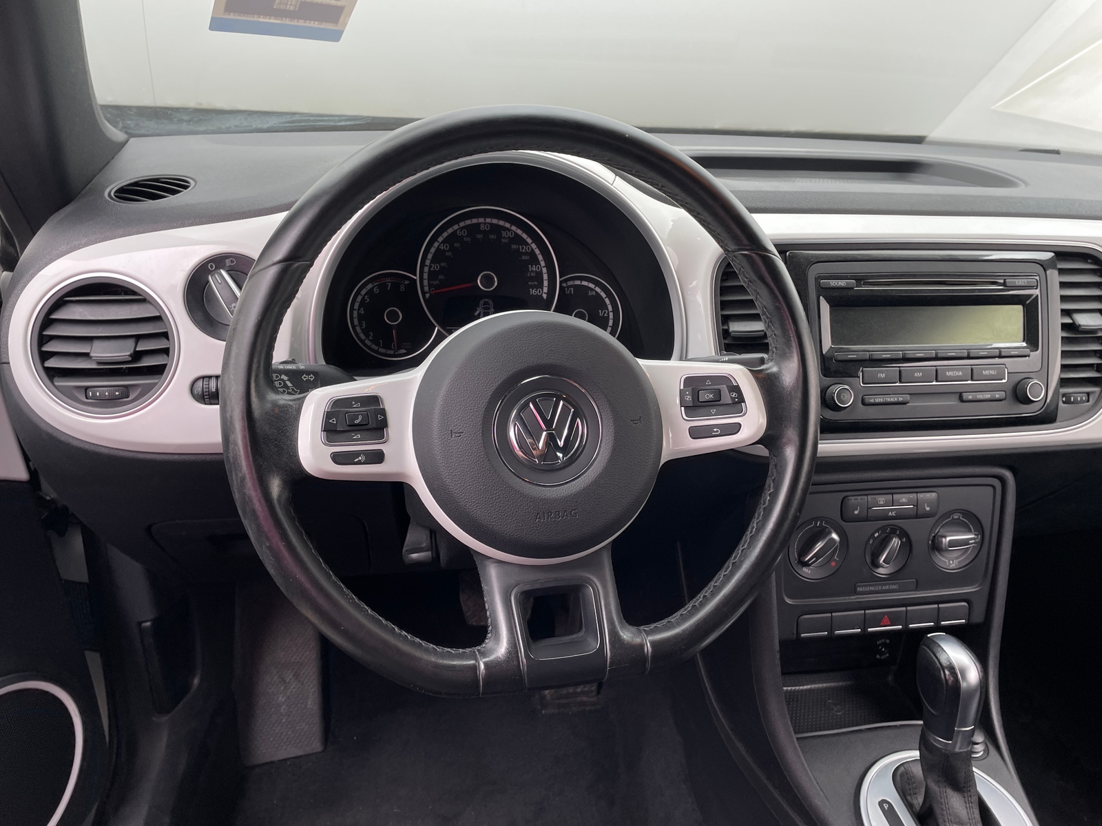 Thumbnail: 2015 Volkswagen Beetle - 4