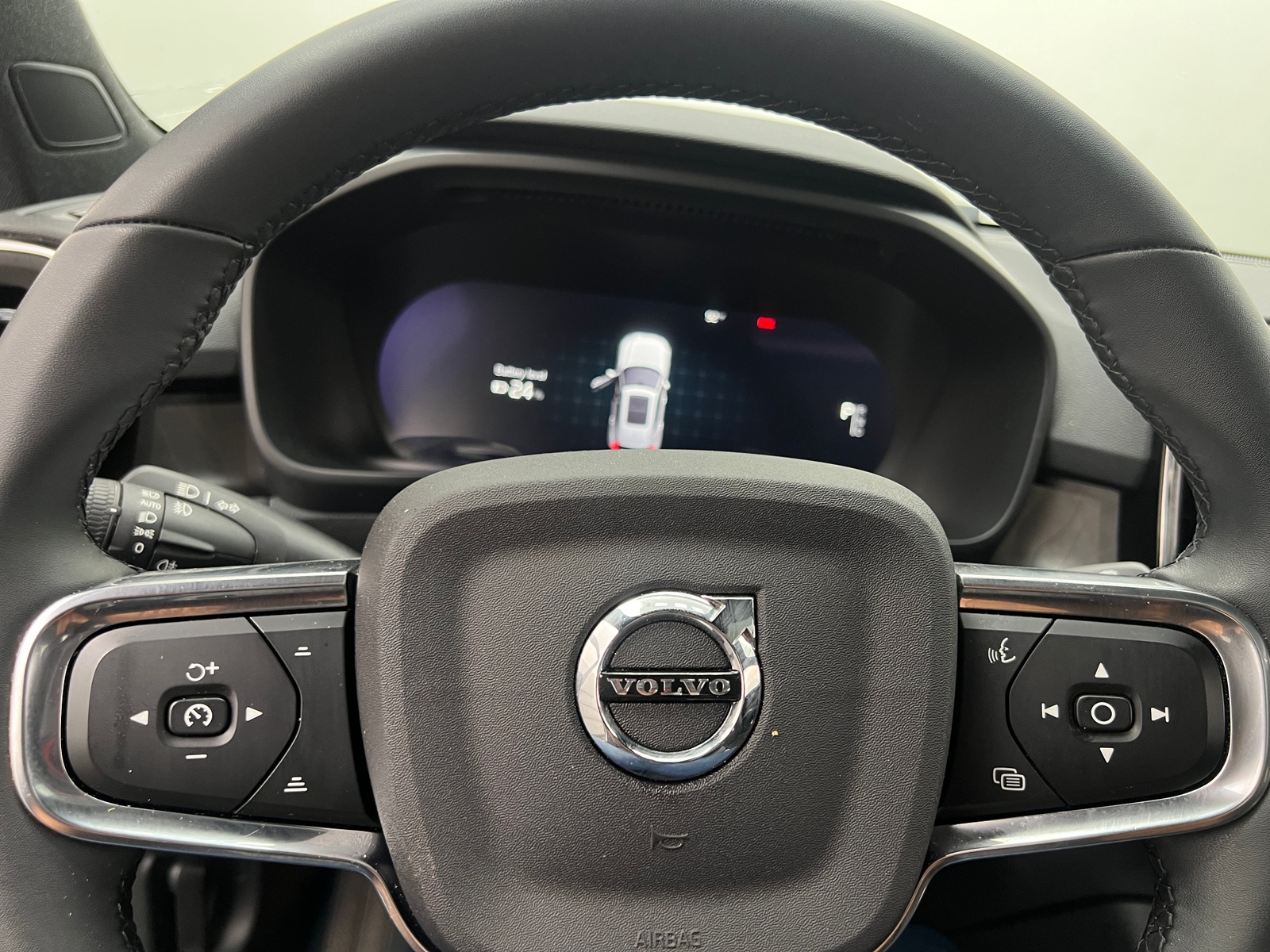 Thumbnail: 2023 Volvo XC40 - 4