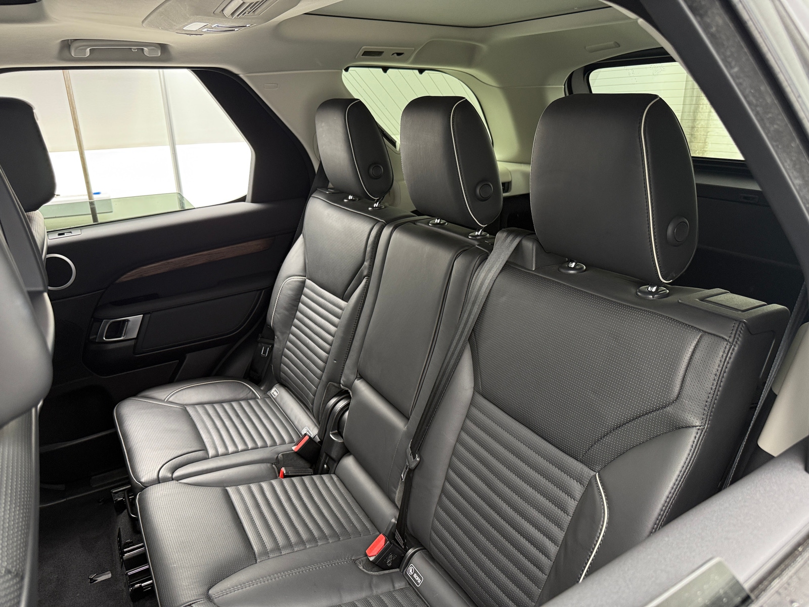 Thumbnail: 2019 Land Rover Discovery - 5