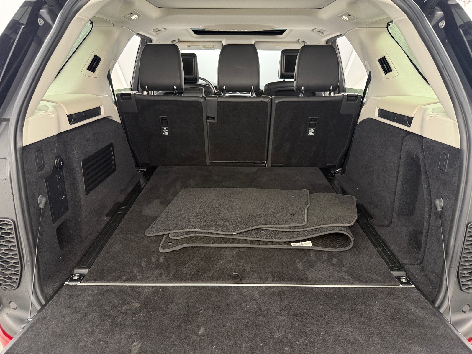Thumbnail: 2019 Land Rover Discovery - 6