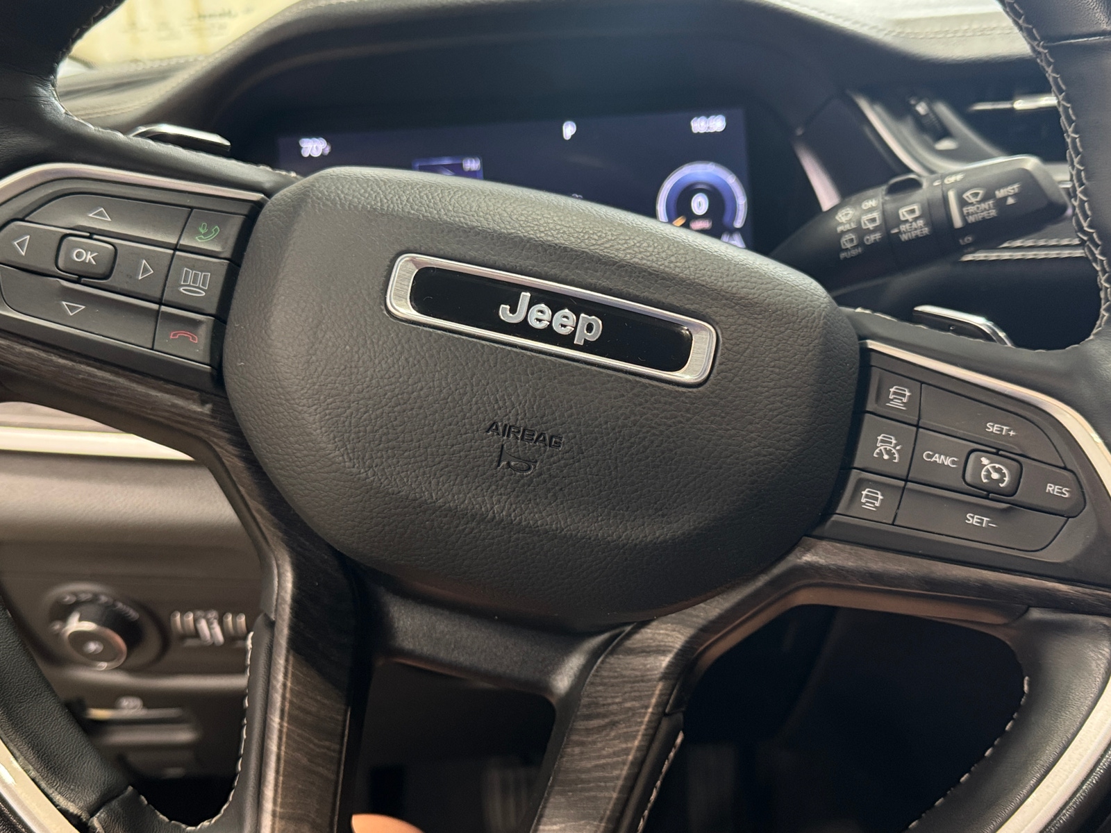 Thumbnail: 2022 Jeep Grand Cherokee L - 4