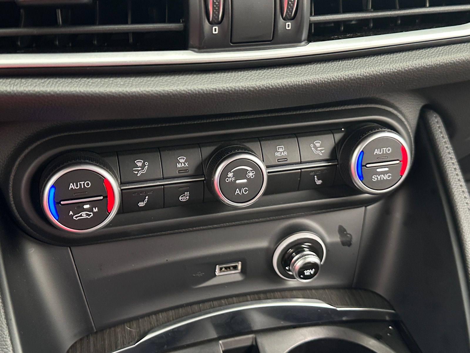 Thumbnail: 2022 Alfa Romeo Stelvio - 3