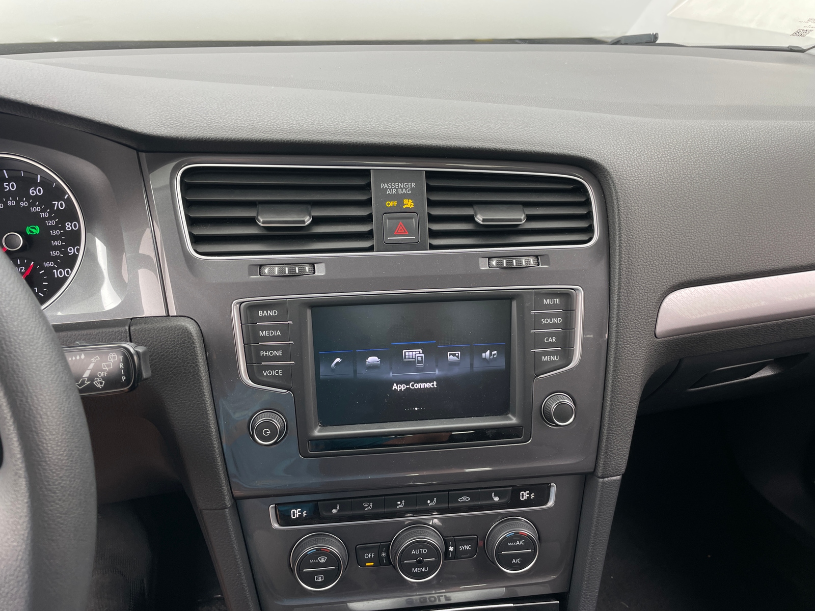 Thumbnail: 2016 Volkswagen e-Golf - 4