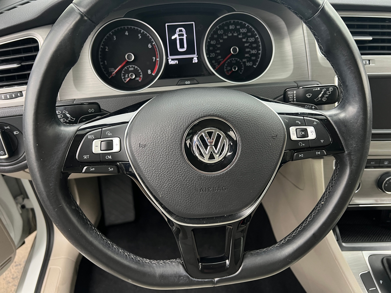 Thumbnail: 2017 Volkswagen e-Golf - 5