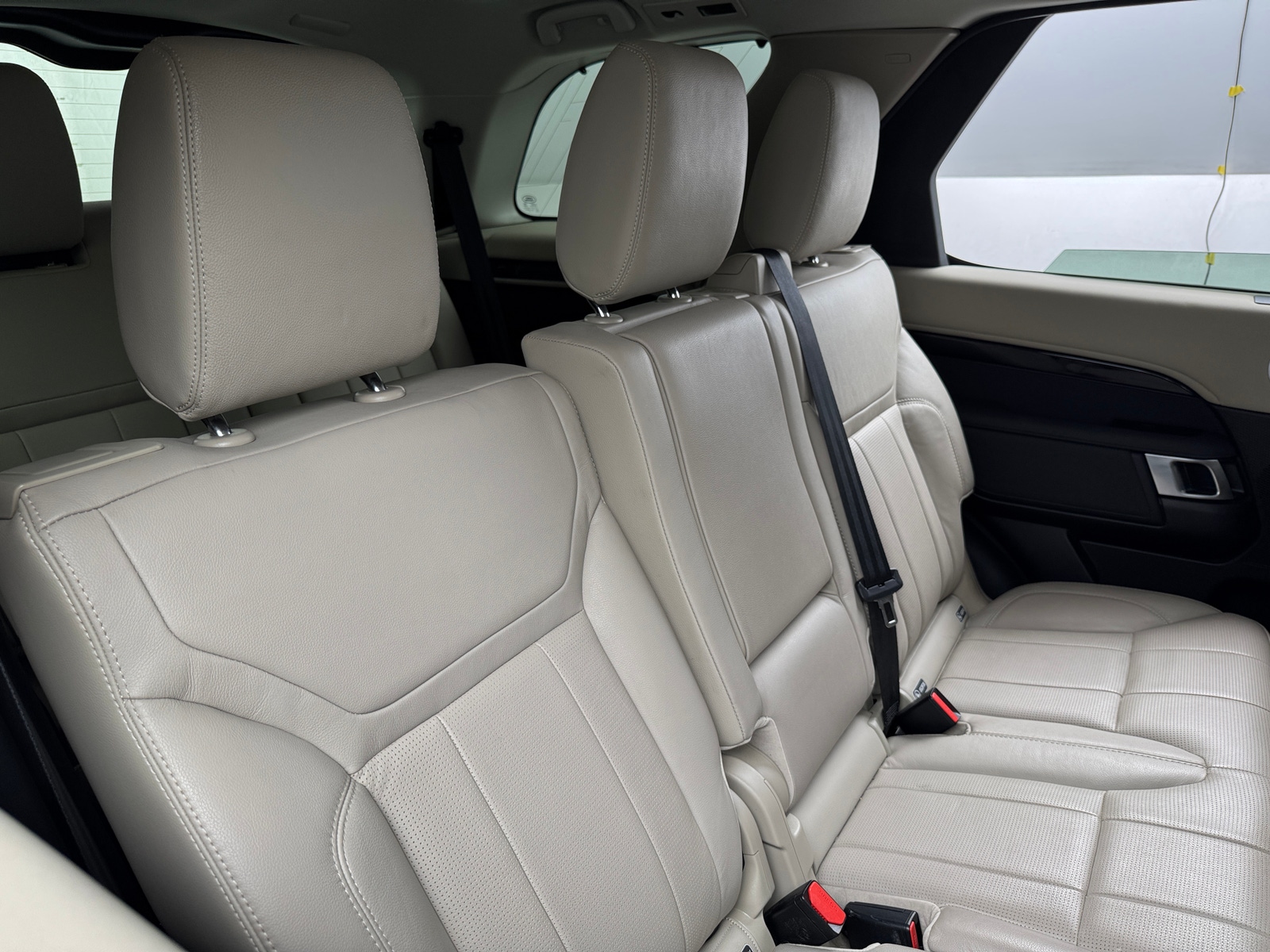 Thumbnail: 2019 Land Rover Discovery - 5