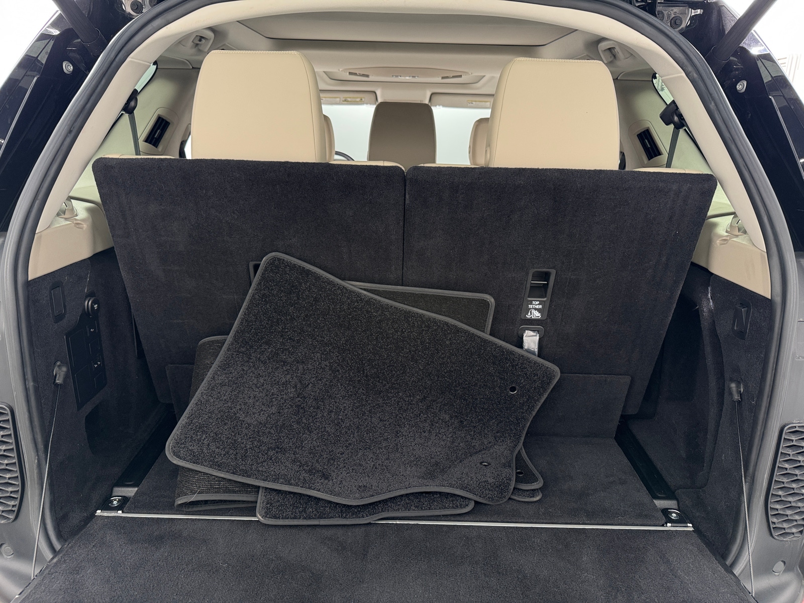 Thumbnail: 2019 Land Rover Discovery - 6