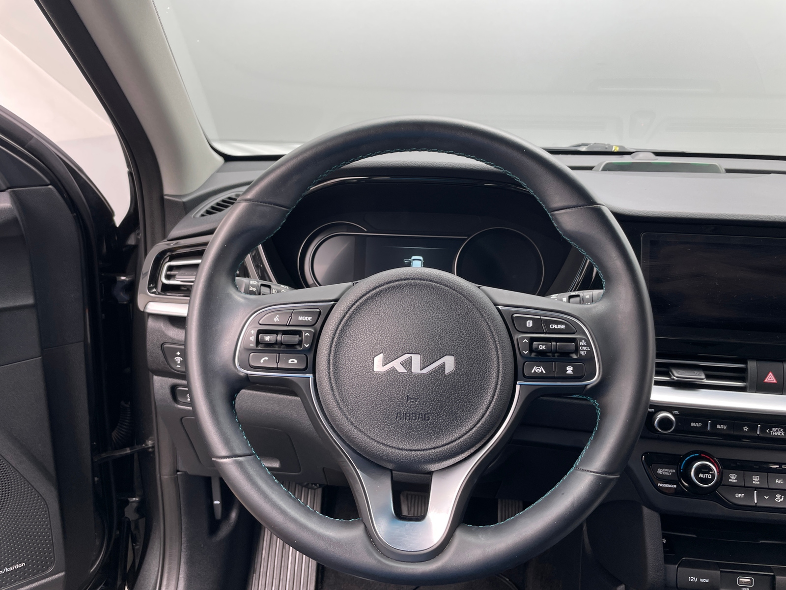 Thumbnail: 2022 Kia Niro - 4