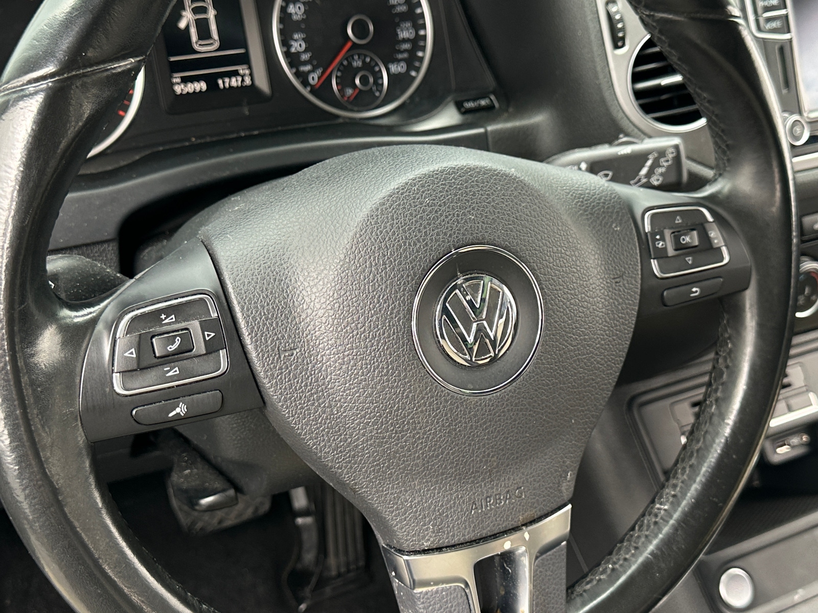Thumbnail: 2017 Volkswagen Tiguan - 4