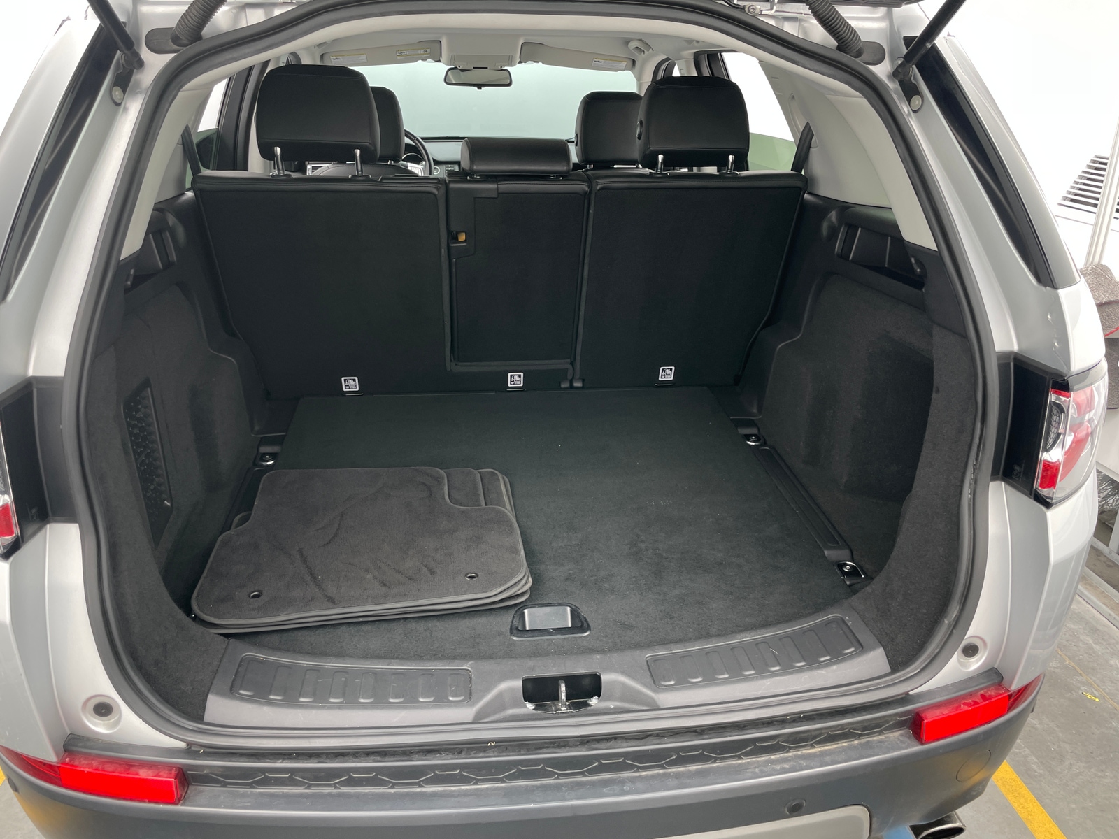 Thumbnail: 2016 Land Rover Discovery Sport - 6