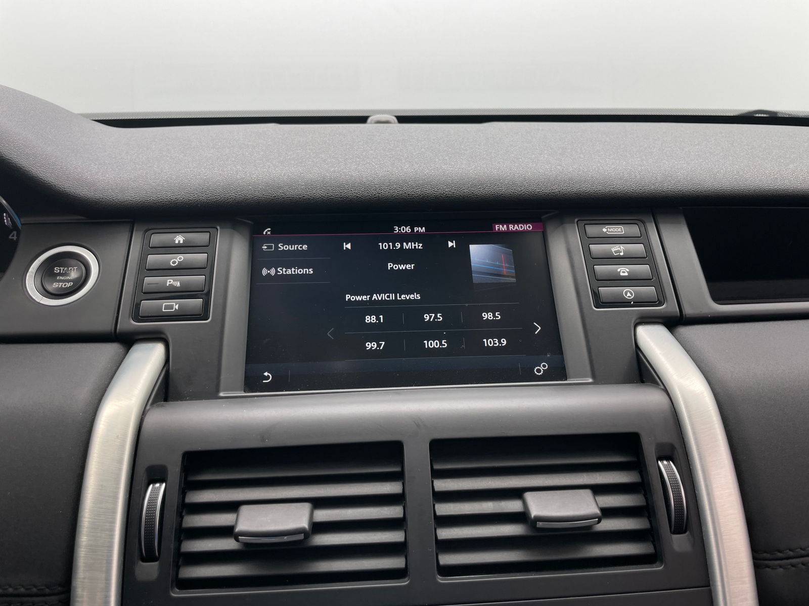 Thumbnail: 2016 Land Rover Discovery Sport - 3