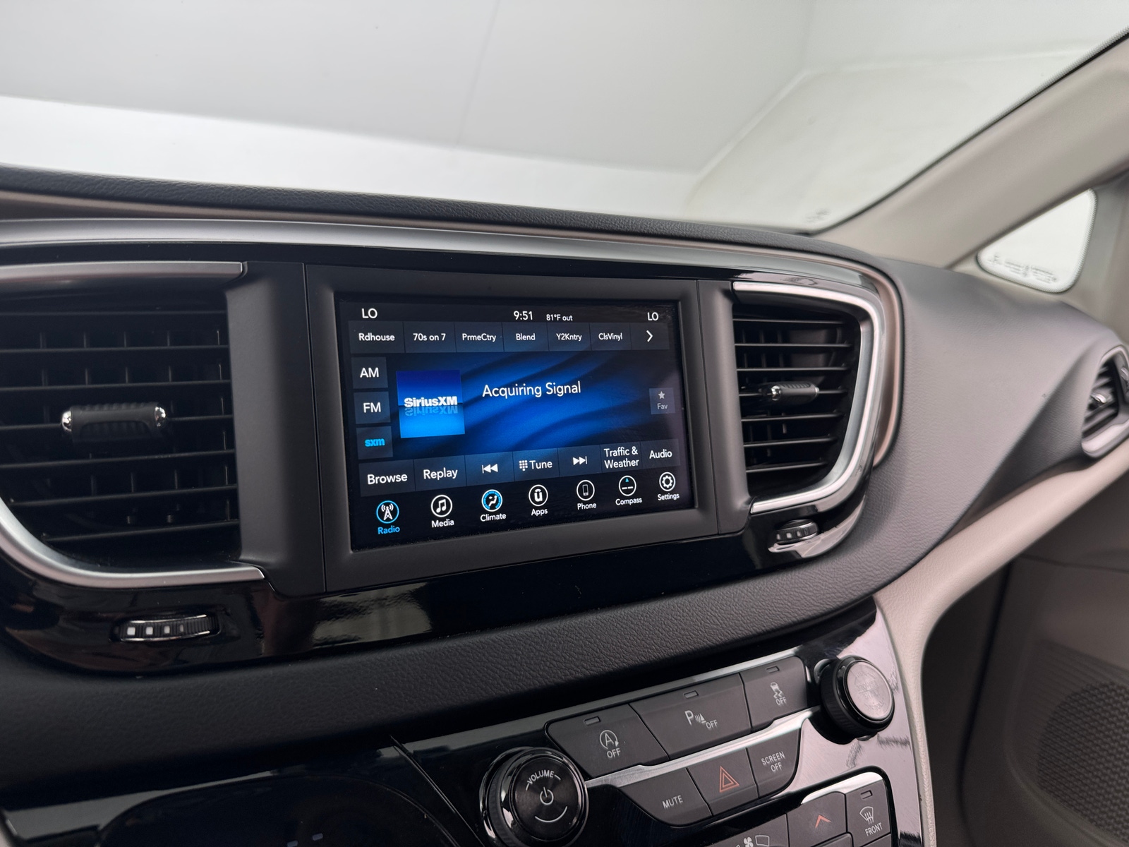 Thumbnail: 2019 Chrysler Pacifica - 4