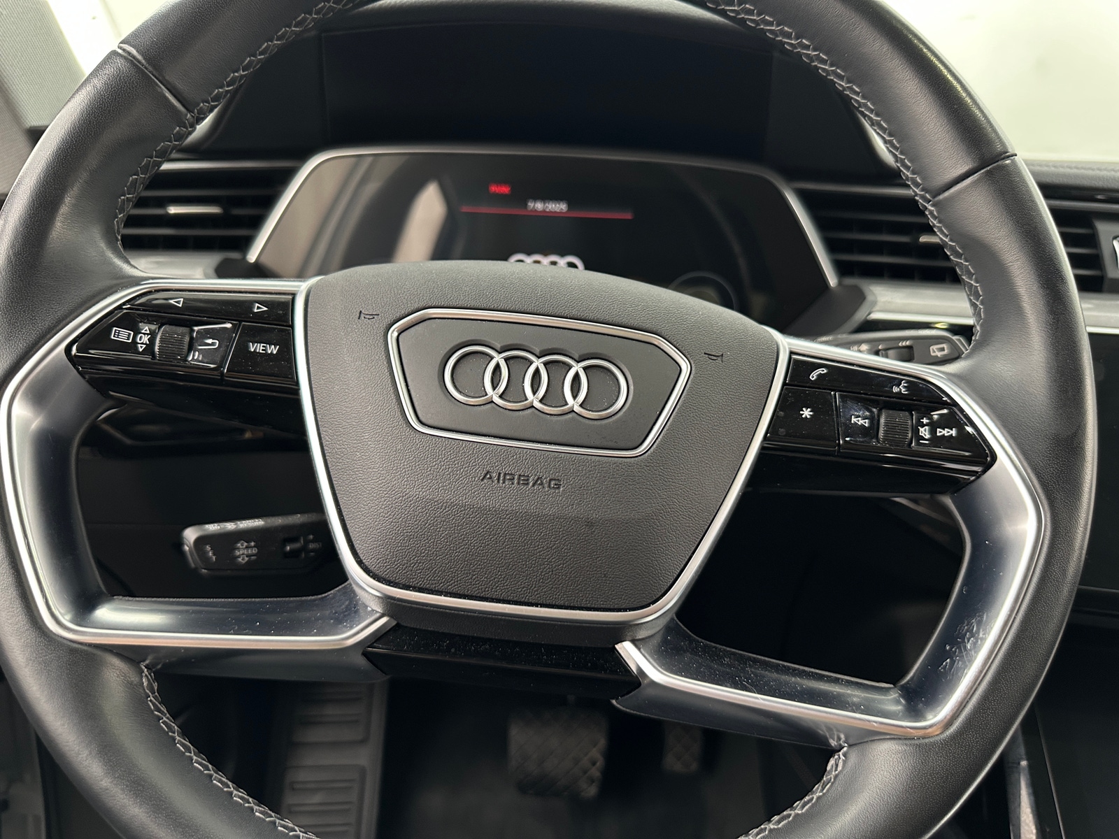 Thumbnail: 2022 Audi e-tron - 4
