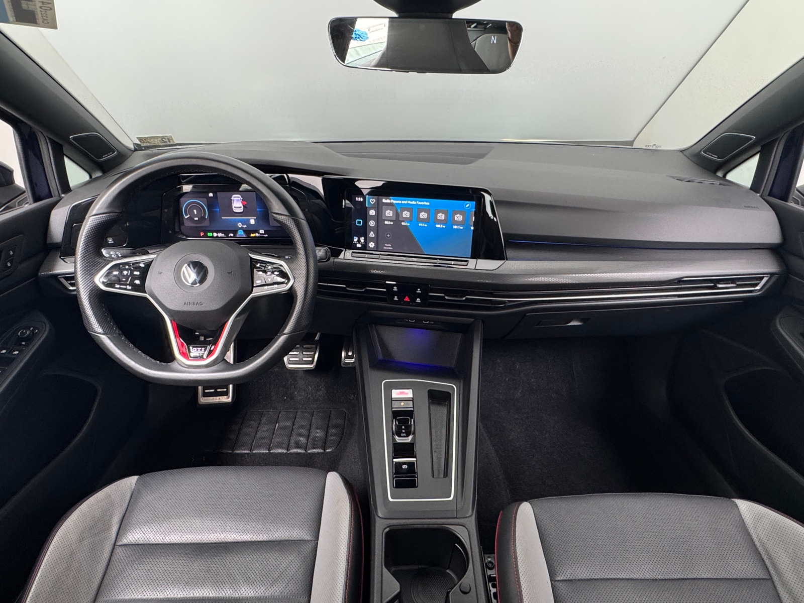 Thumbnail: 2022 Volkswagen Golf - 2