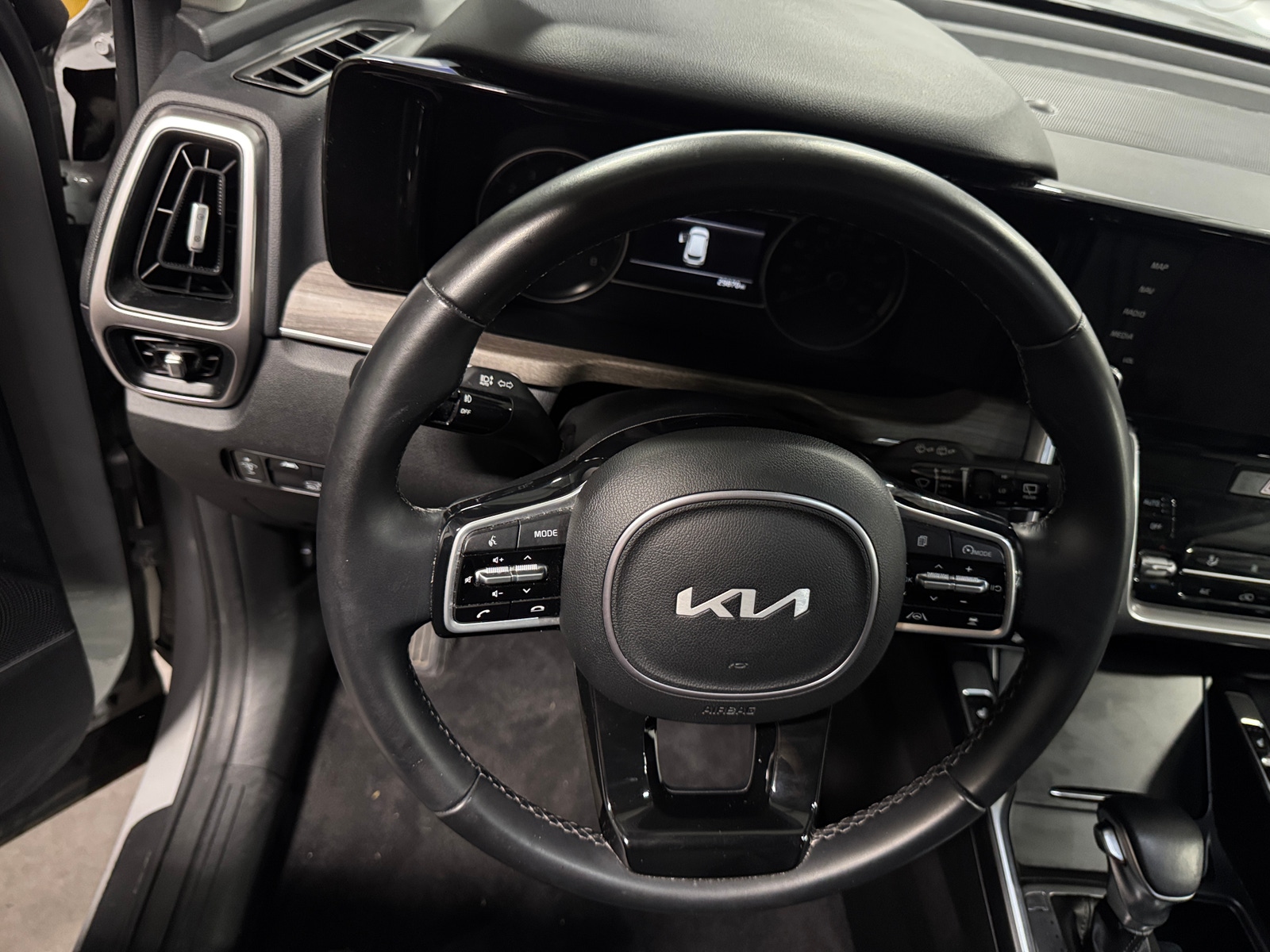 Thumbnail: 2023 Kia Sorento - 4