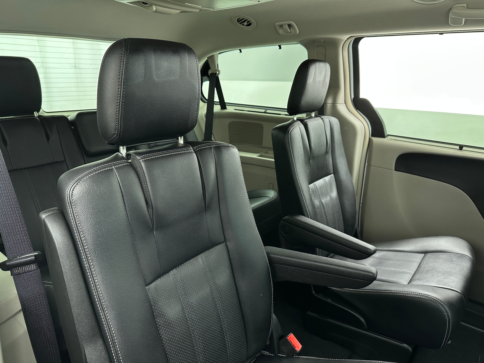 Thumbnail: 2015 Chrysler Town & Country - 5