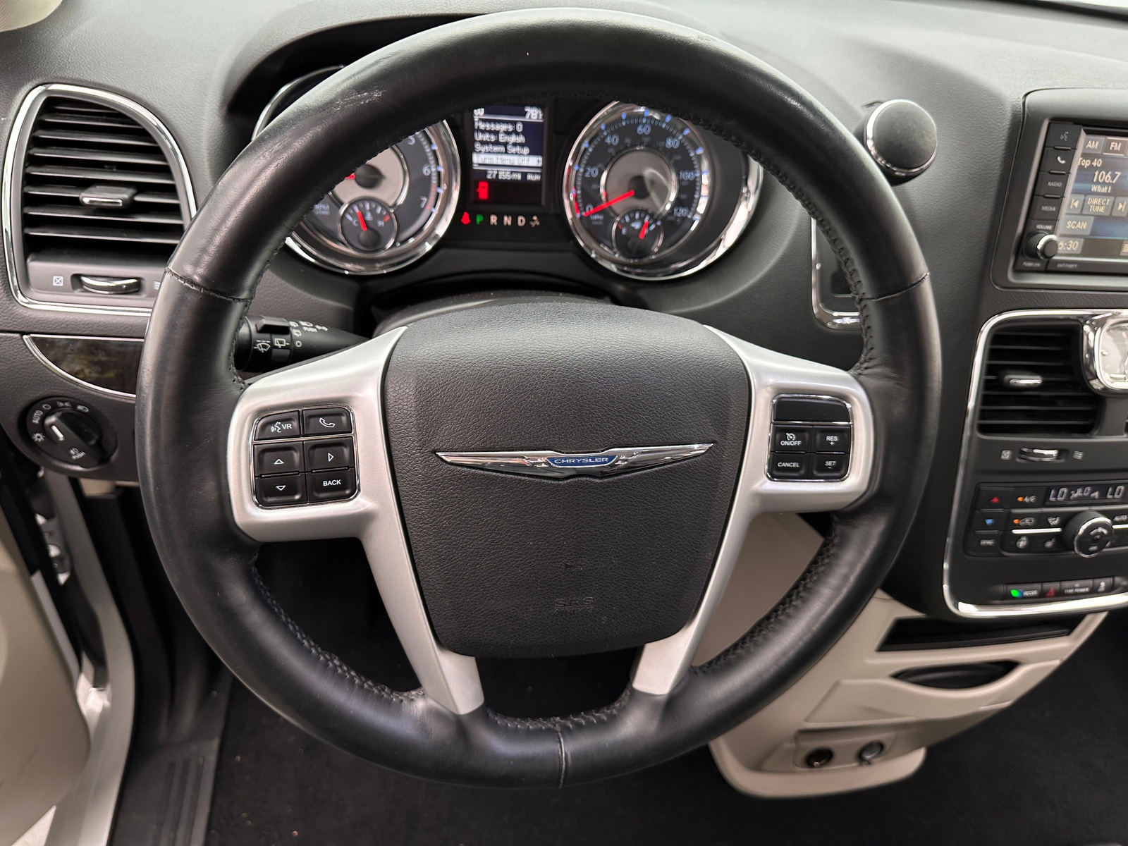 Thumbnail: 2015 Chrysler Town & Country - 4