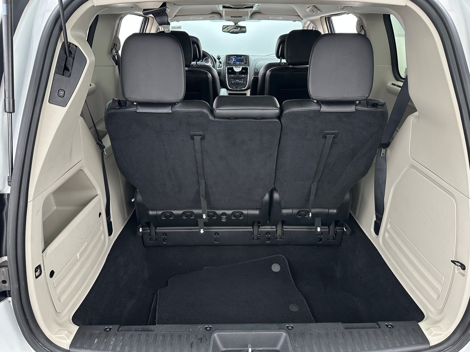 Thumbnail: 2015 Chrysler Town & Country - 6